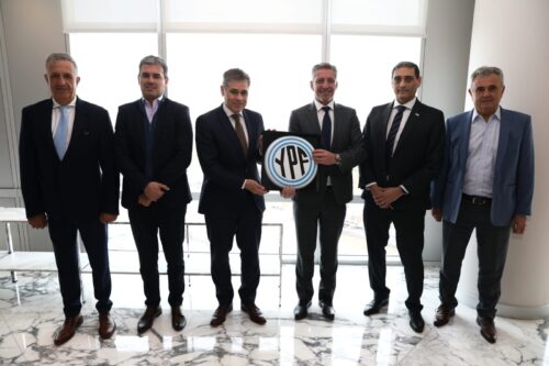 Reunión del Presidente con el nuevo CEO de YPF y el gobernador de Chubut
