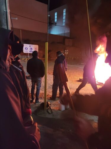 Quema de cubiertas por despidos en San Antonio