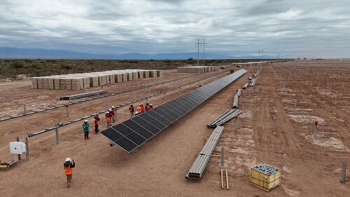 YPF Luz instaló la primera fila de paneles del Parque Solar El Quemado