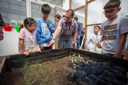 Escuelas de jornada extendida inauguraron huertas para que los alumnos siembren, cultiven y consuman sus propios productos